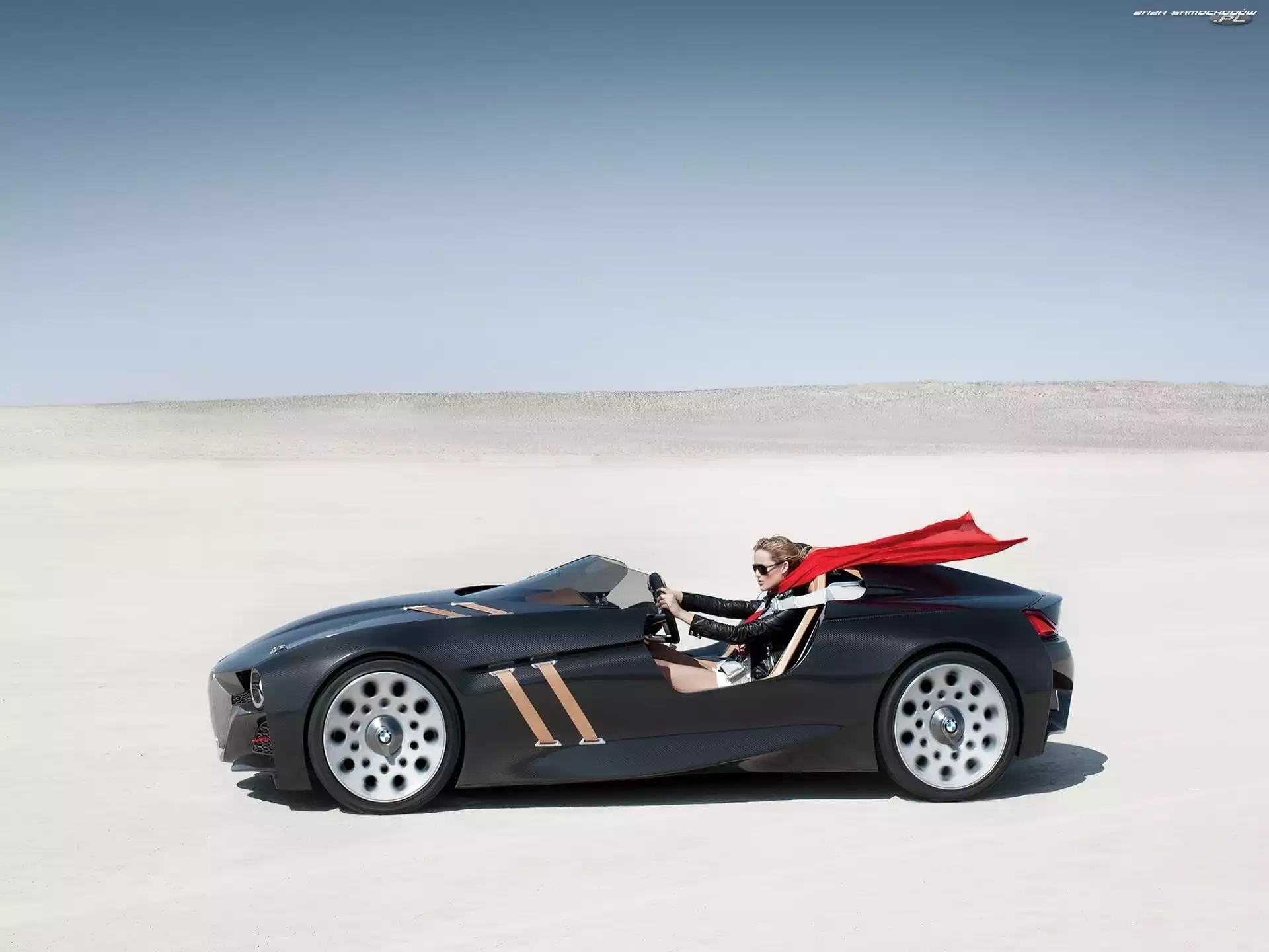 Kobieta, BMW 328 Concept